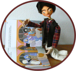 Marionette Thade mit Kinderbibel - Erkennungsbild Minikirche Feldkirchen
