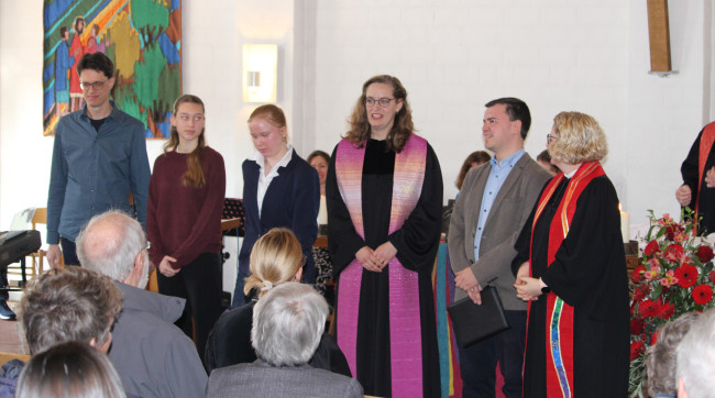 Ordination von Pfr.in z.A. Johanna Rosin (Bildmitte) am 08.03.2026 in der Emmauskirche in Feldkirchen-Westerham mit ihren Assistenten (v.li.): Christian Kauhaus (Mentor), Lea Buchinger  (Teamerin), Lilli Kirchhoff (ehem. Konfirmandin), Johanna Rosin  (Pfarrerin), Maximilian Rosin (Ehemann), Steffi Wist (Pfarrerin)