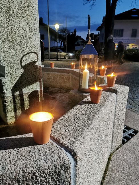 Ökumenisches Friedensgebet - Kerzen am Brunnen