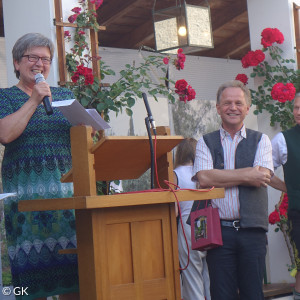Pastoralreferentin Monika Langer bedankt sich bei Samuel Fischer. Daneben: Pastoralreferent Christof Langer