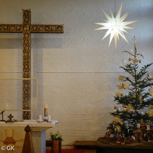 : Altjahresabend 2020 in der ev. Johanneskirche: Altar, Christbaum und Krippe