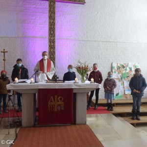 Kids Konfirmation am 14. März 2021: Eine Gruppe Kinder mit Pfr. Strauß am Altar